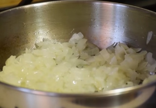 Зажаривают измельченный лук