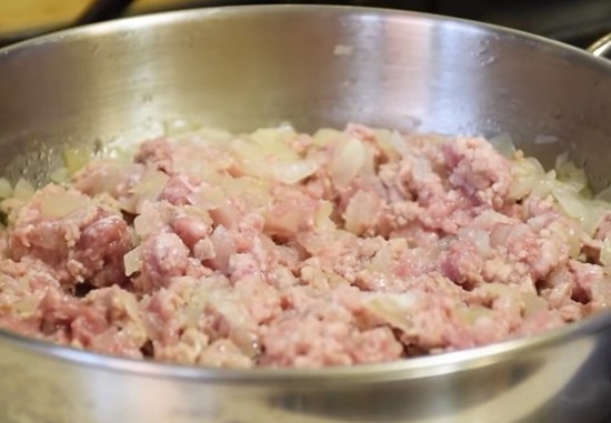 выкладывают фарш