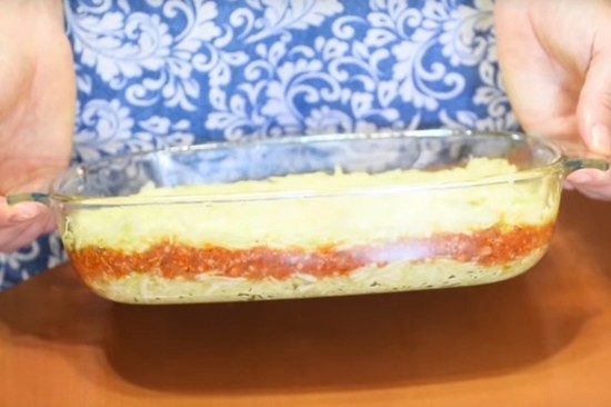 распределяют мясную начинку