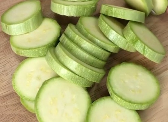 Кабачки режут кружками