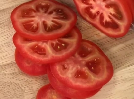 Томаты нарезают дольками