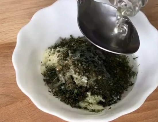 вливают масло