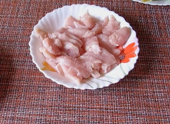 нарезают куриную грудку