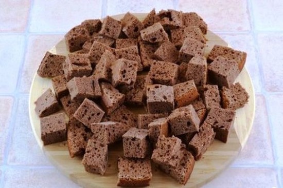 нарезают кубиками