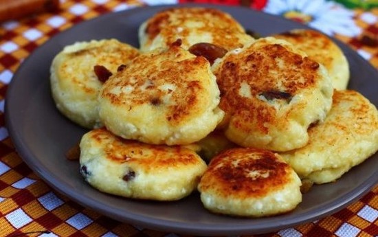 рецепт сырников из творога с манкой и изюмом 