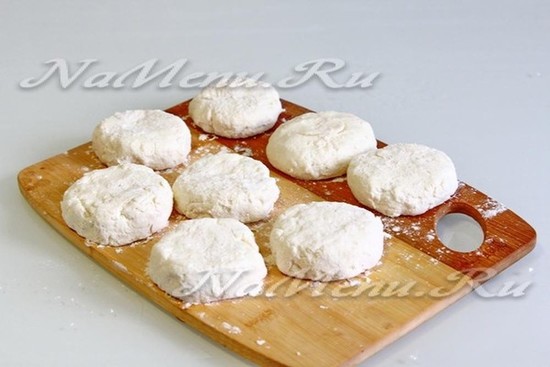 формируя лепешки