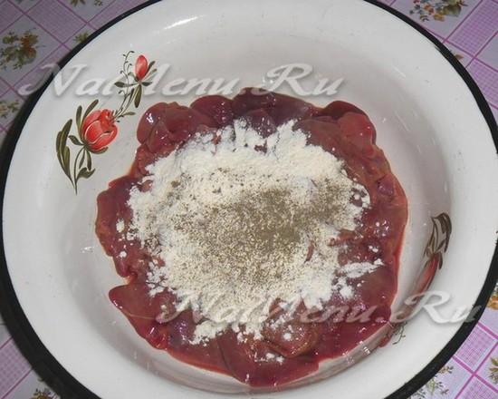 Перемешивают мясные кусочки с мукой