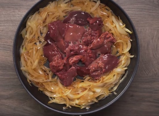 всыпают куски печени