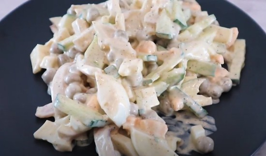 салат с кальмарами