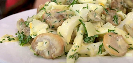 салат с кальмарами  и грибами