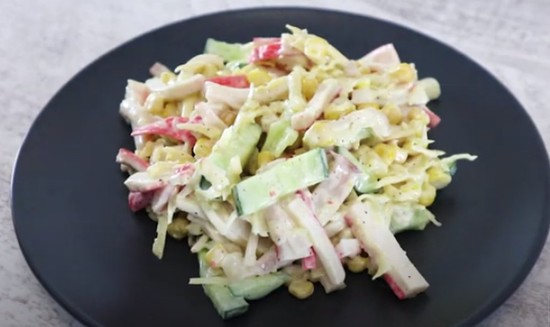 салат с кальмарами и кукурузой