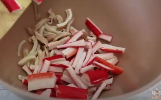 нарезать крабовые палочки