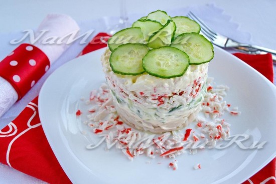 салат с кальмарами и крабовыми палочками