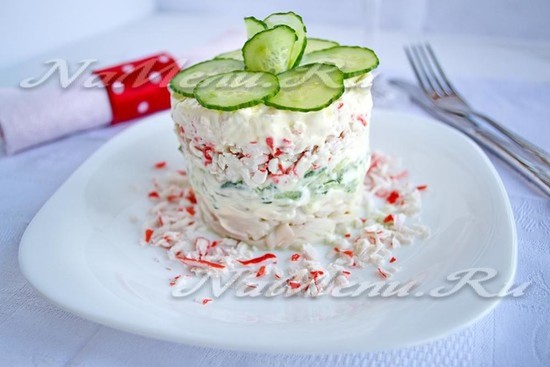 салат с кальмарами и крабовыми палочками