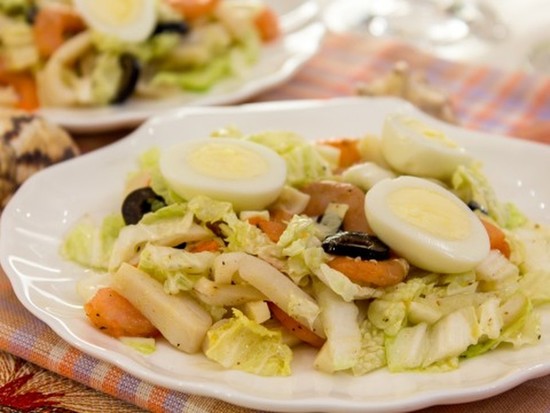 салат с кальмарами и пекинской капустой