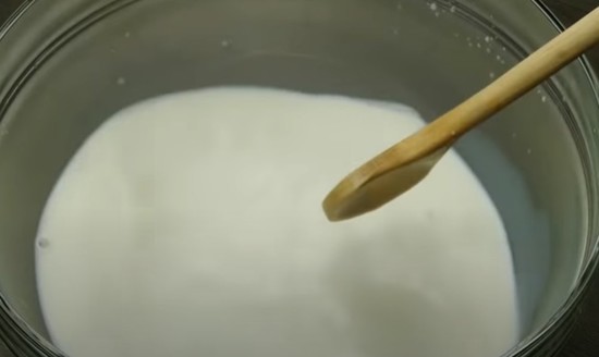 соединить дрожжи и молоко