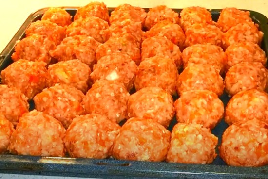 выложить мясные лепешки на противень