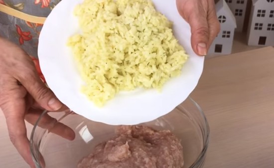 добавить рис к фаршу
