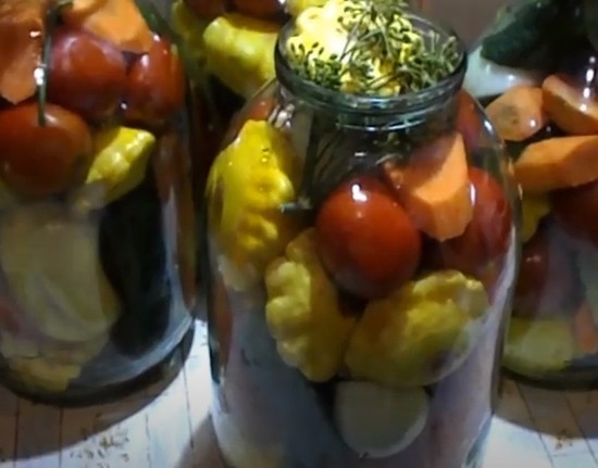 сложить овощи в банки