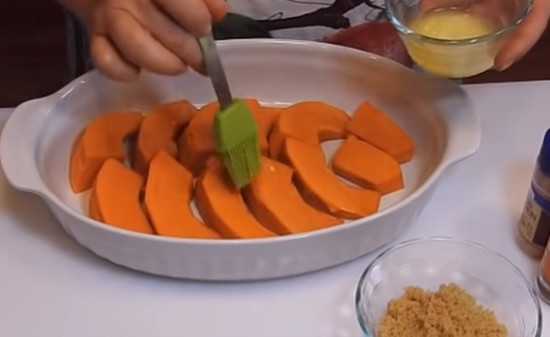 смазать маслом