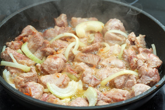 мясо с луком