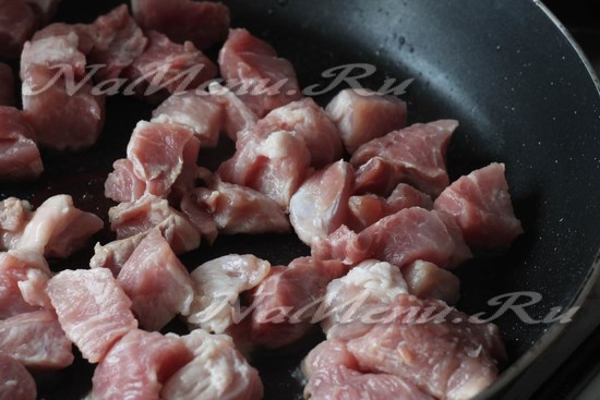 в растительное масло выложите мясо и обжарьте