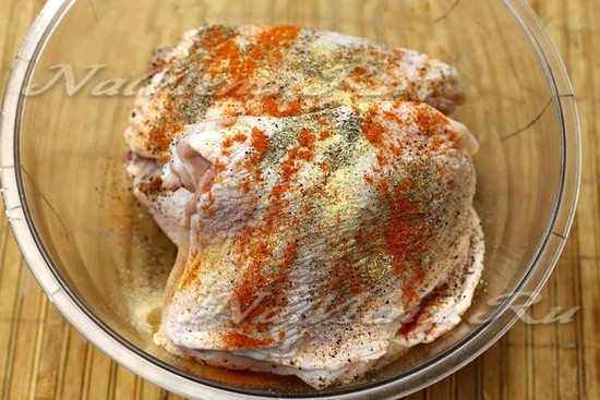 натерли куриное мясо специями