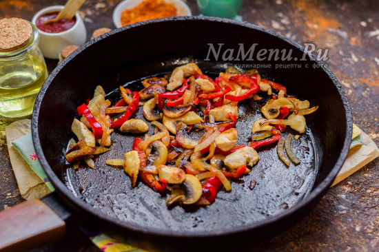 обжарить овощи, курицу и грибы
