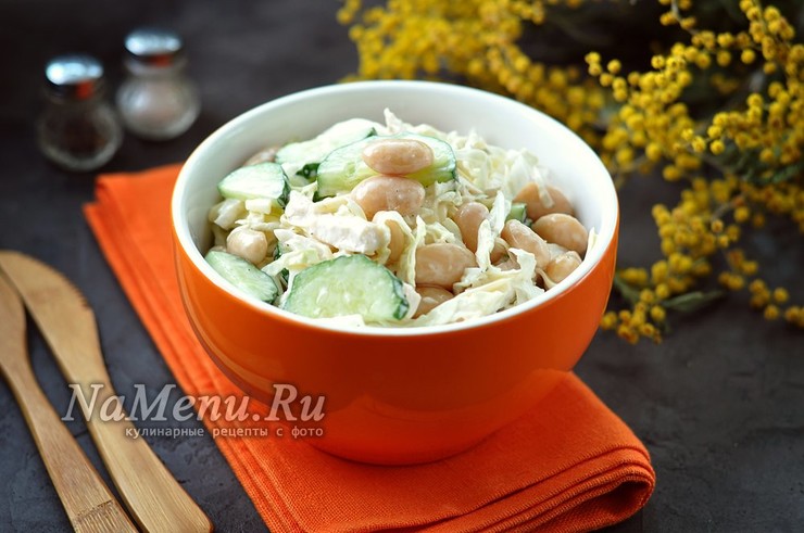 Салат с фасолью и курицей