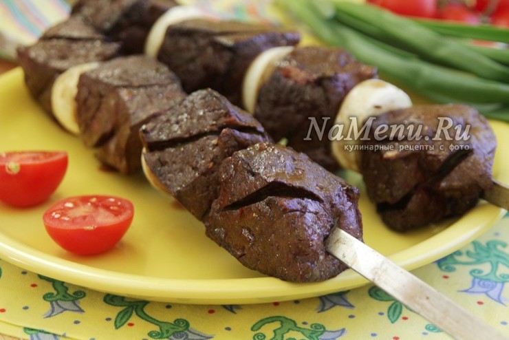 Шашлык из печени на мангале