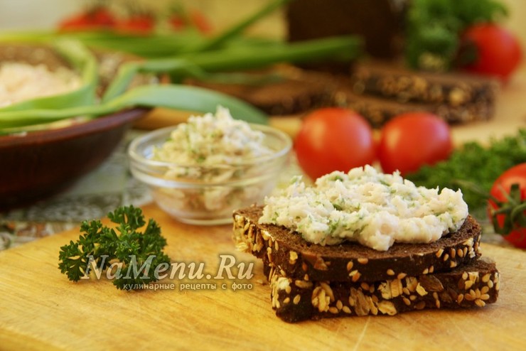 Сало, перекрученное с чесноком и зеленью