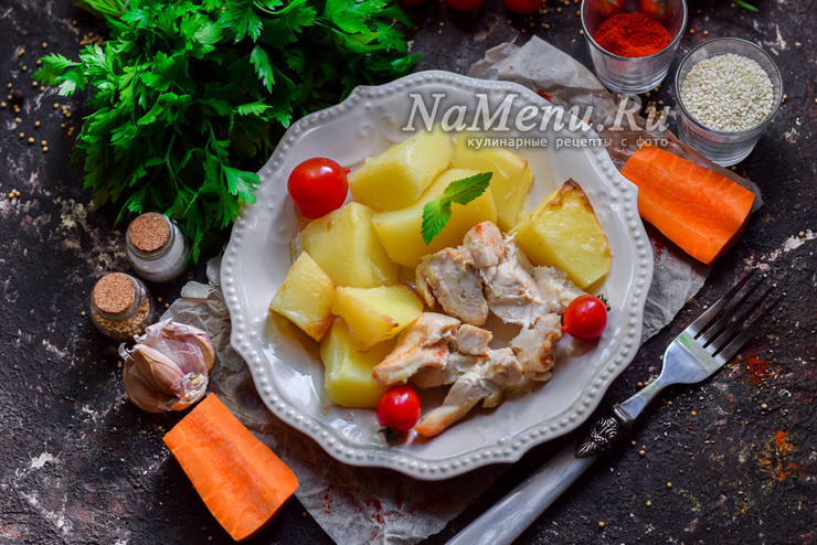 Молодой картофель с курицей в духовке, в пакете для запекания