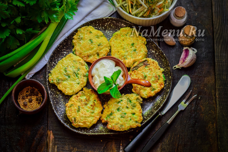 Быстрые и вкусные оладьи из кабачков с зеленым луком