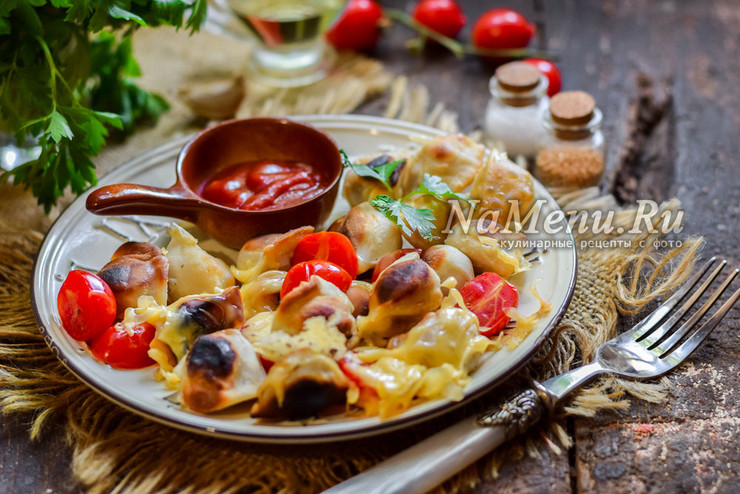 Жареные пельмени с сыром на сковороде