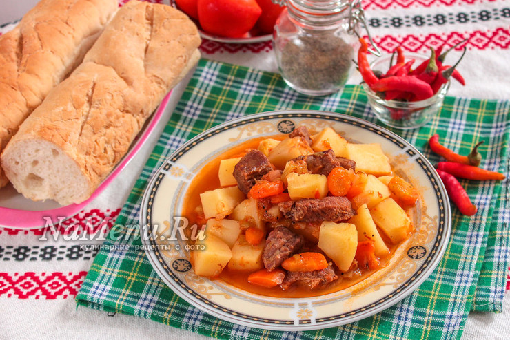 Тушёная картошка с говядиной в кастрюле