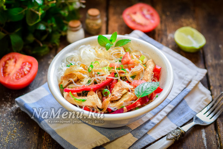 Салат из фунчозы с курицей и овощами