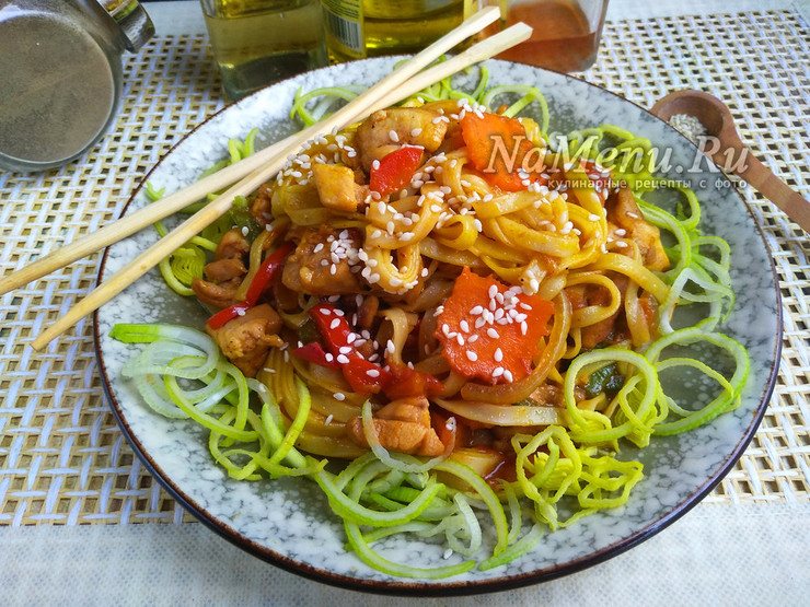 Китайская лапша с курицей и овощами