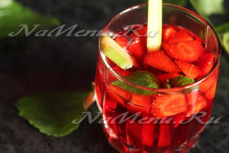 Компот из ревеня и клубники
