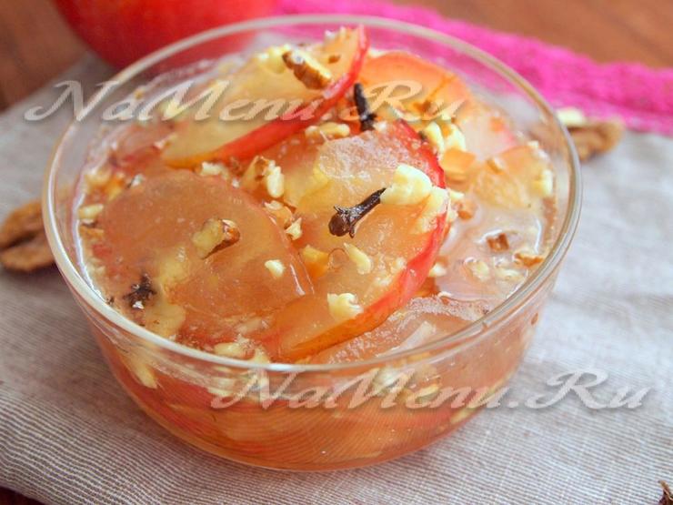 Яблочный конфитюр с грецкими орехами и гвоздикой