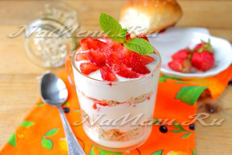 Овсянка с йогуртом и клубникой