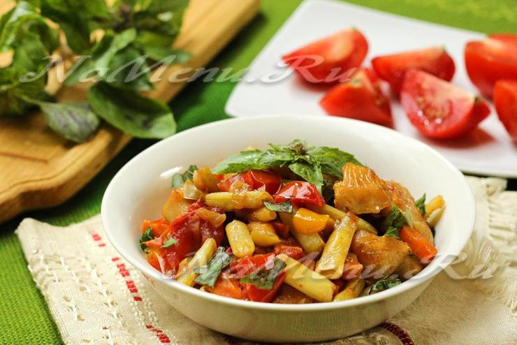 Куриное филе с овощами на сковороде