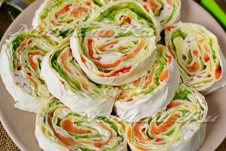 Рулет из лаваша с крабовыми палочками и красной рыбой