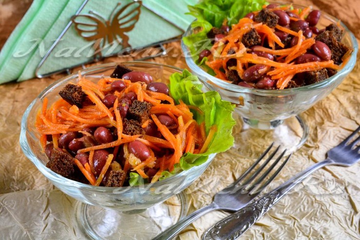 Вкусный салат из красной фасоли с сухариками