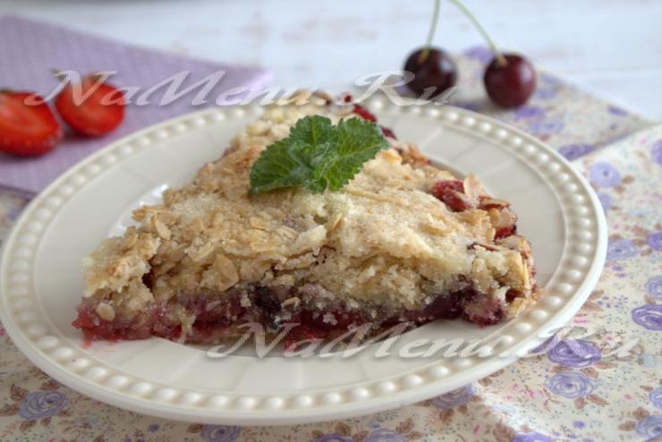 Варшавский пирог с черешней и клубникой