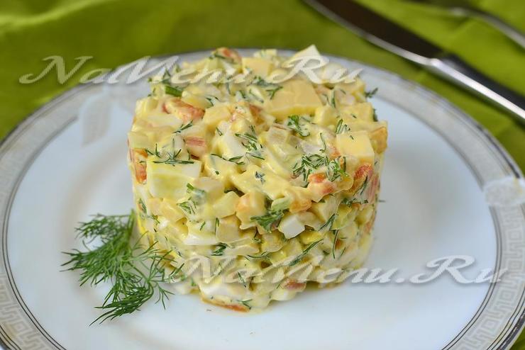 Салат с кальмарами и яйцом