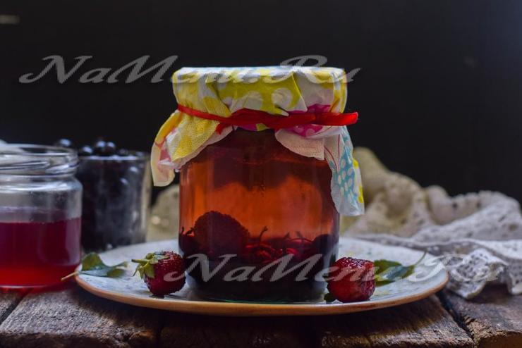 Компот из черной смородины и клубники