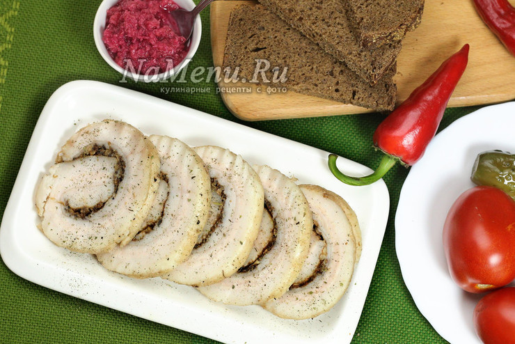 Рулет из сала с мясной прослойкой