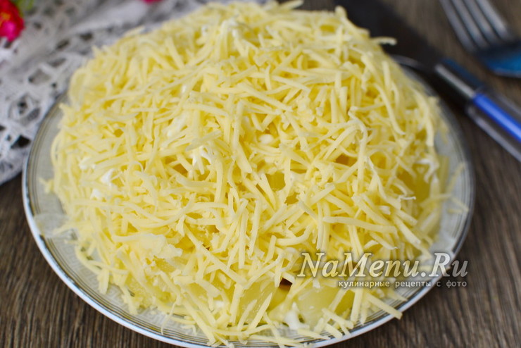 Салат с ананасами и куриной грудкой слоями