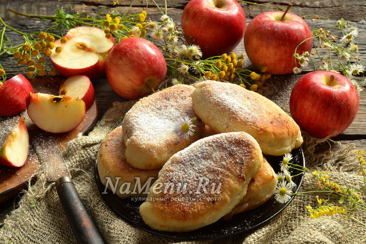Жареные пирожки с яблоками