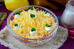 Простой салат с яблоком, морковью и сыром